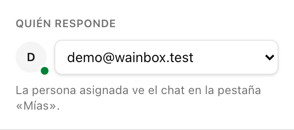 La sección «Quién responde» del panel del contacto con el selector de la persona asignada
