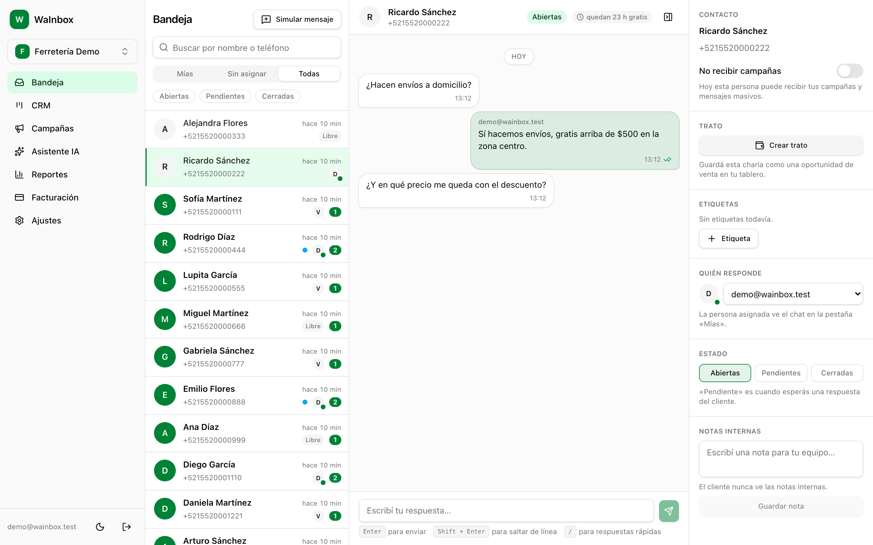 La bandeja de WaInbox con sus tres columnas: la lista de chats, la conversación y el panel del contacto