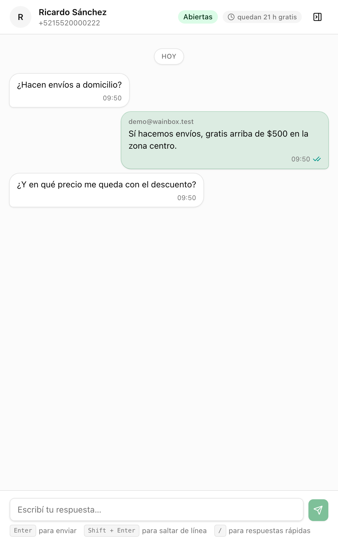La conversación abierta con los mensajes del cliente y las respuestas del equipo