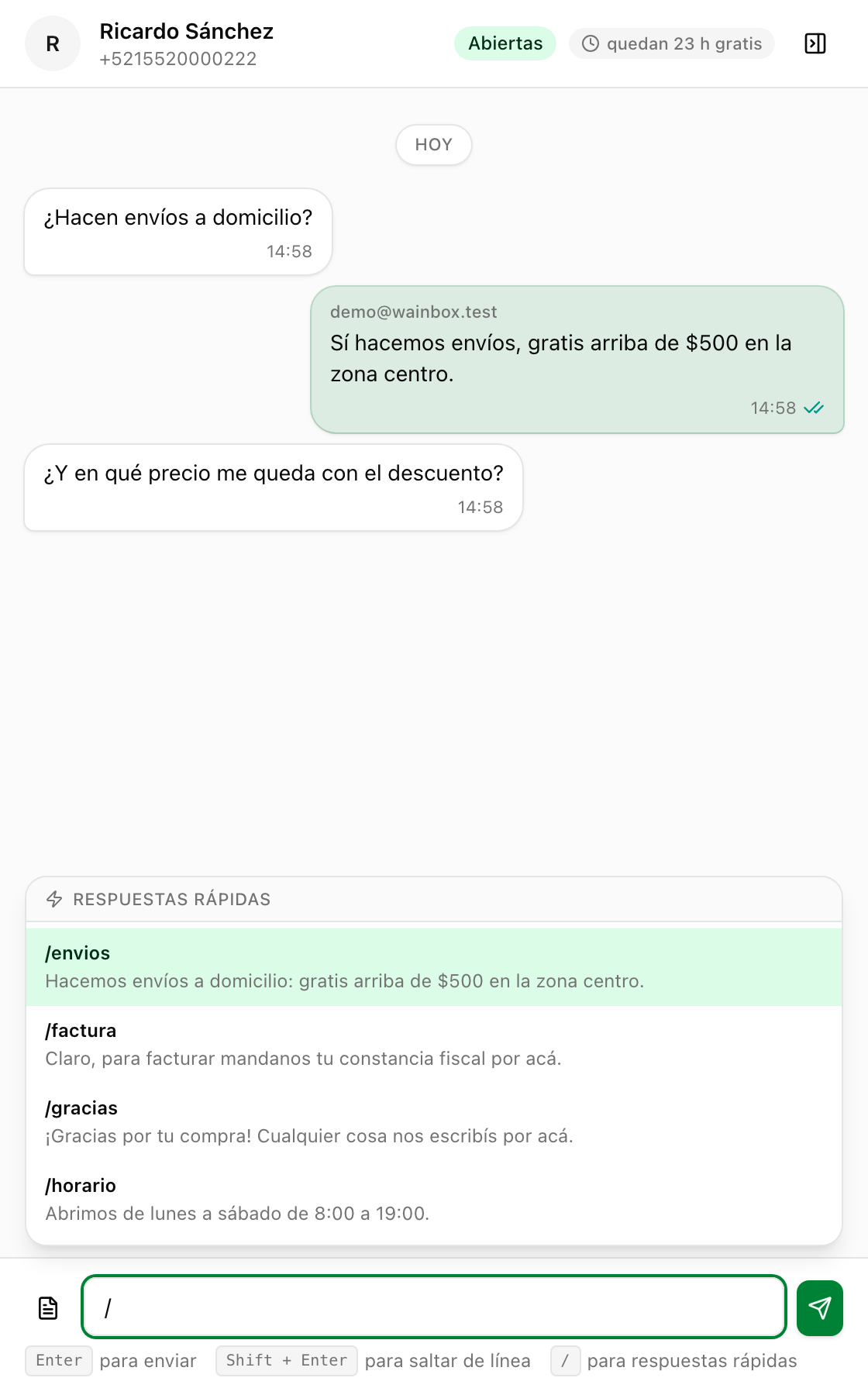El listado de respuestas rápidas abierto sobre el campo de respuesta del chat