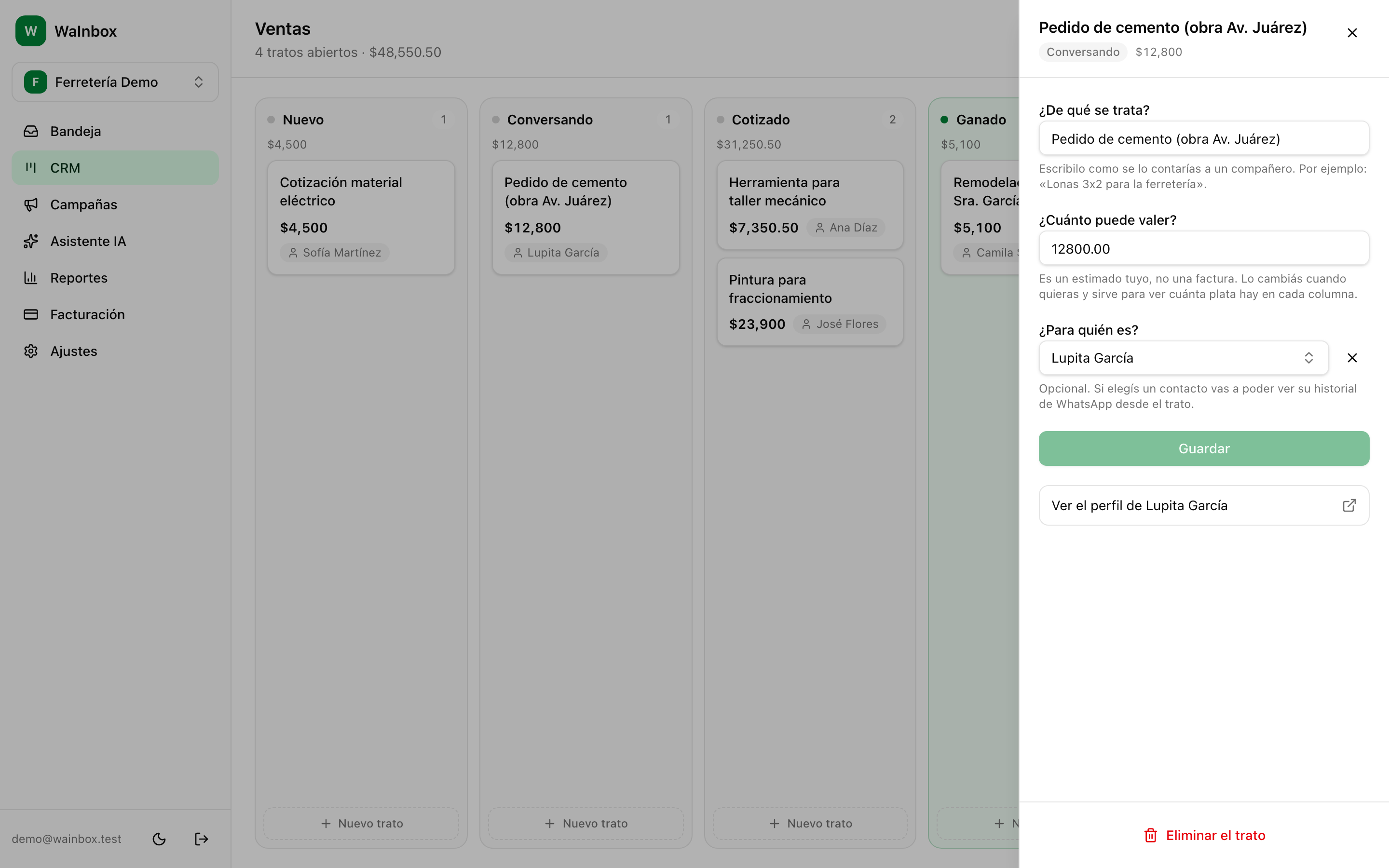 El panel lateral de un trato con sus campos y el enlace al perfil del contacto